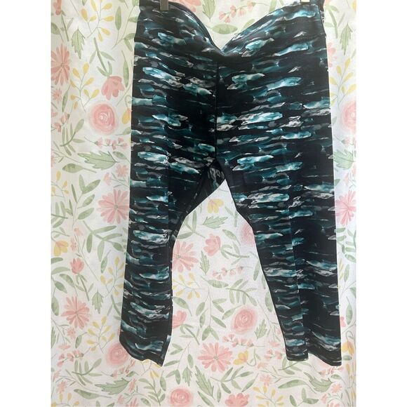 Define PowerHold® Mid-Rise Capri - Picture 6 of 6